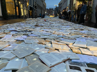 904474 Afbeelding van de Boekenrivier in de Minrebroederstraat te Utrecht. N.B. De Boekenrivier was een tijdelijk ...